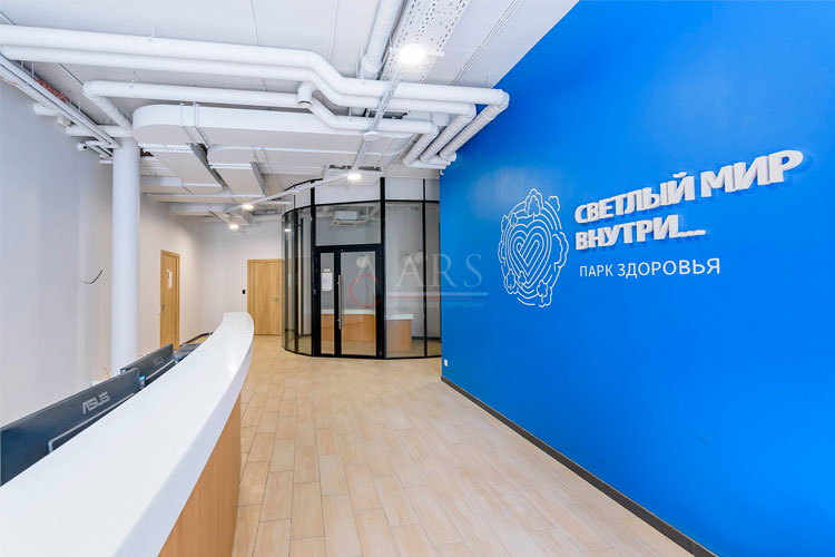 Логотип компании Светлый мир на стене